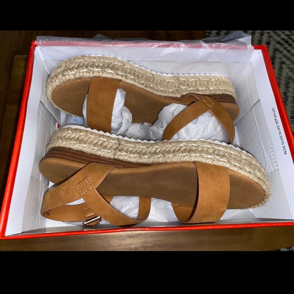 hot cakes size 4 women’s sandals